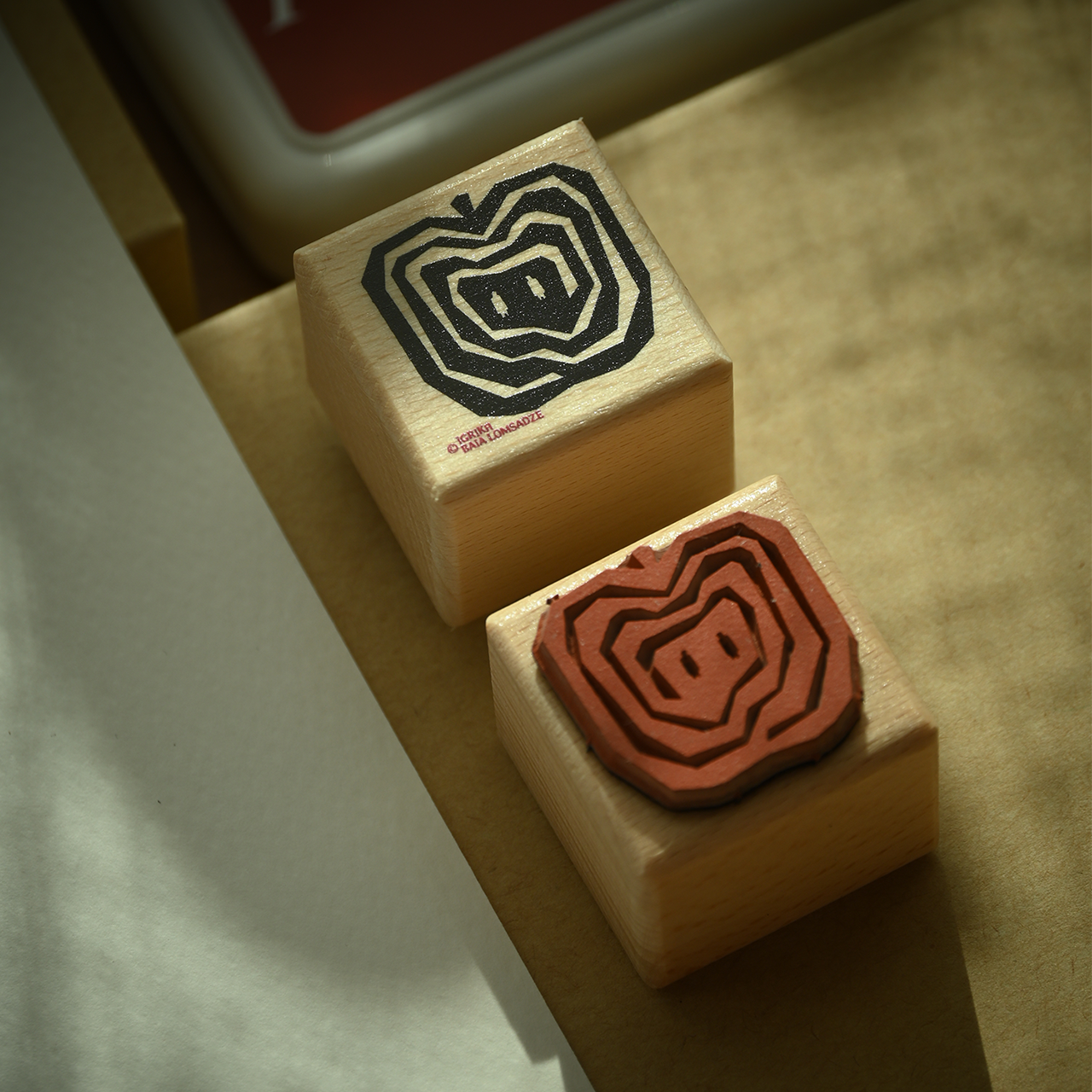 Motivstempel Titel: Igrika Folk · Der Apfel